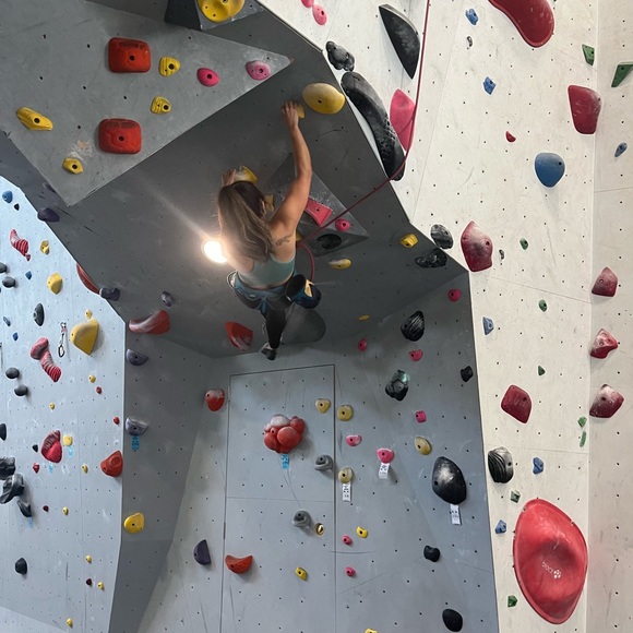 Meet your Posher, Cassandra - Picture 1 of 3